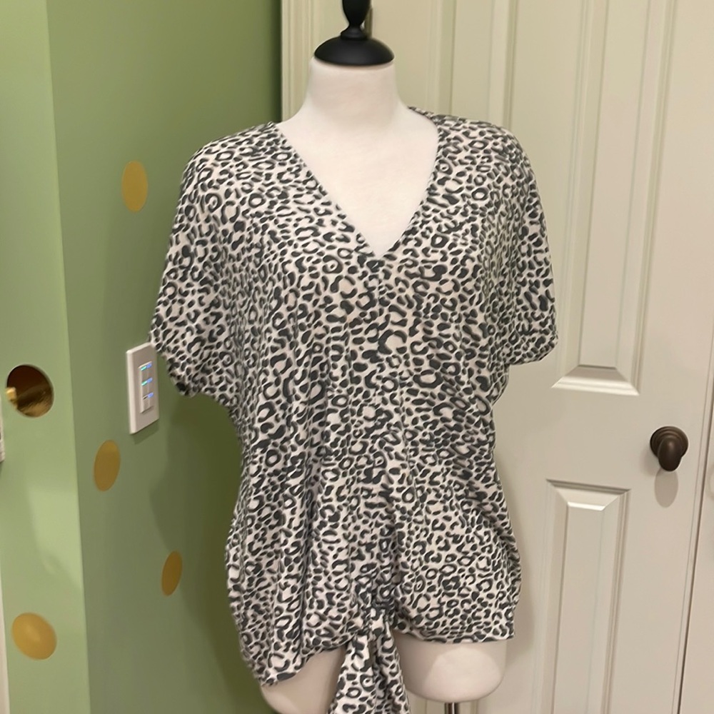 Women’s Knit Top leopard - like new
